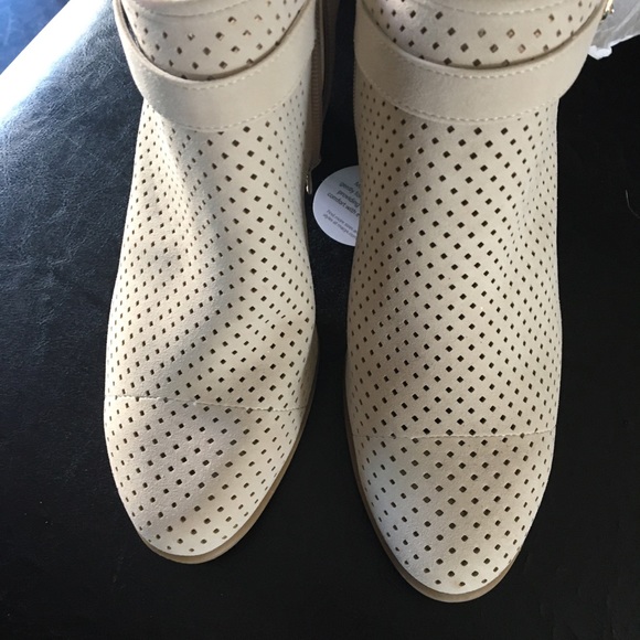 Shoes - Picture 1 of 4